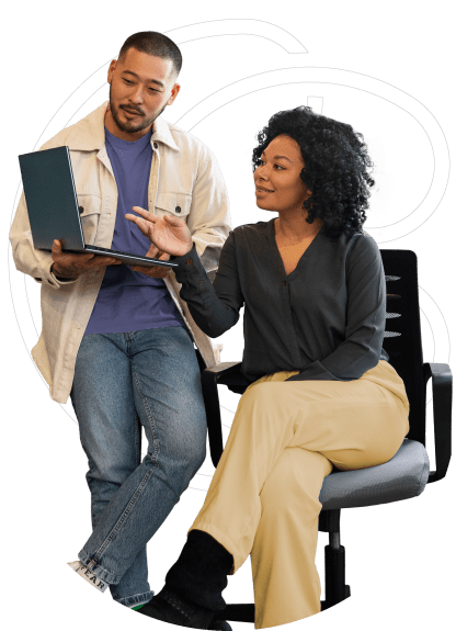 Imagem de um homem e uma mulher olhando para um notebook e conversando.